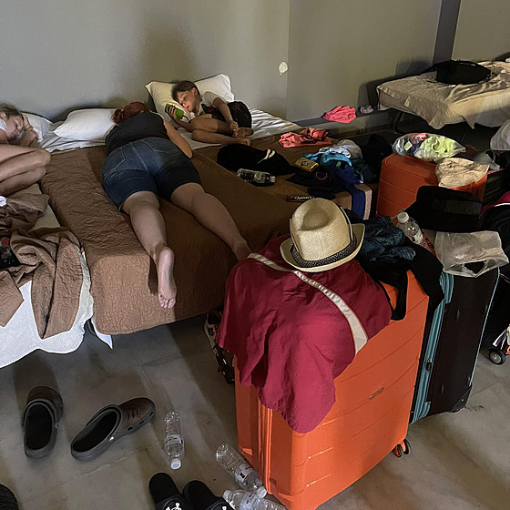 Turisti na poáry zasaeném Rhodosu pespávají na matracích v náhradním hotelu....