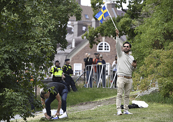 Irácký uprchlík Salwan Momika ve Stockholmu bhem protestní akce ped iráckou...
