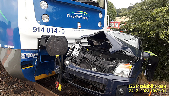 Nehoda na eleznici. V Binách na Klatovsku narazil vlak do osobního auta....