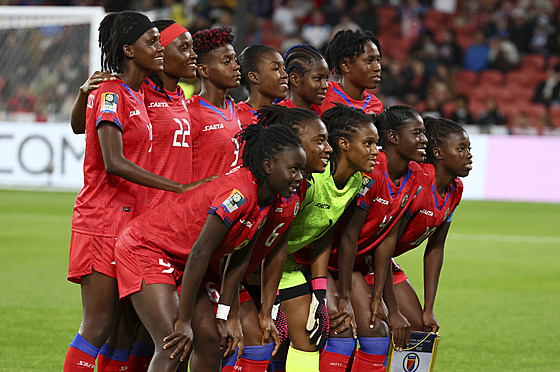 Haitské fotbalistky pózují na týmovou fotografii ped prvním zápasem...