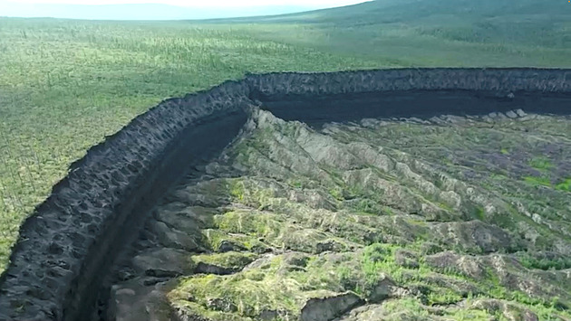 VIDEO: Brána do podsvětí stále roste. Dron natočil obří kráter na Sibiři