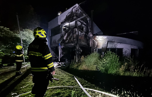 V noci vzplál ve Slaném dům od blesku, hasiči zachránili dvě děti