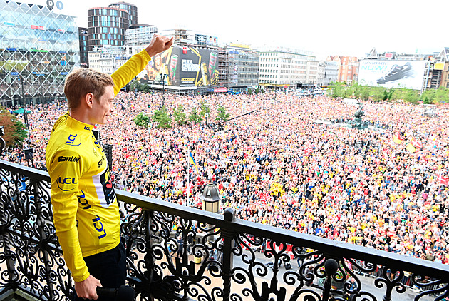 Jak se vítá šampion Tour? Dánský hrdina Vingegaard zdravil plné náměstí