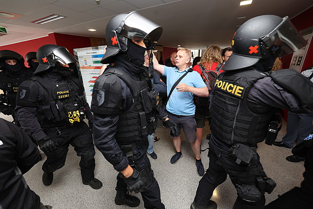 „Jsem občan v odporu.“ Dezinformátora Zítka zatkli policisté, rozbili mu okno auta