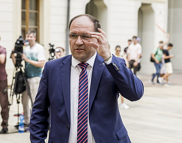 Každý měsíc zpoždění stojí miliardy, kritizuje Fiala Pavlovo váhání nad důchody