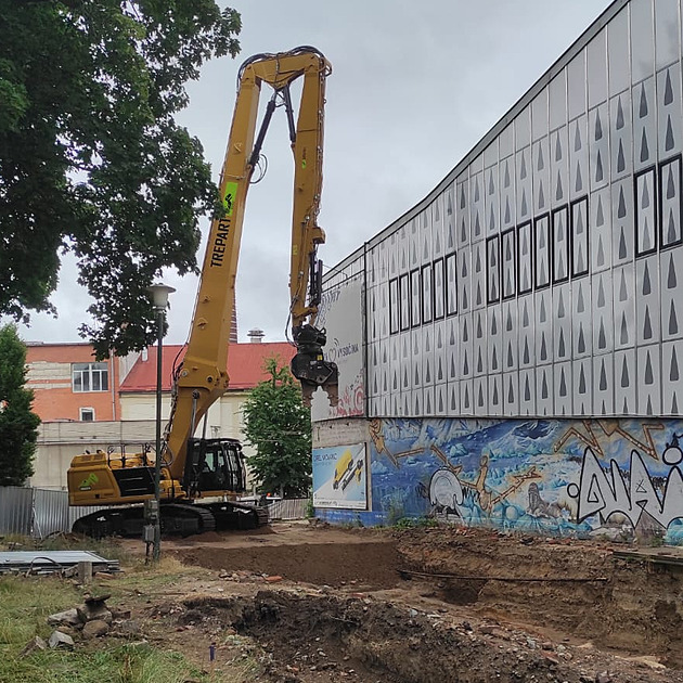 Je to nostalgie, přiznal Holík. A bagr začal porcovat jihlavský stadion