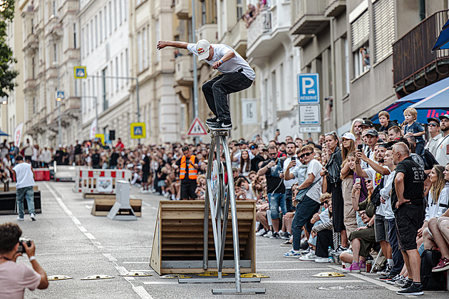 VIDEO: Skateboardový cirkus v Praze. Létalo se přes popelnici i zábradlí