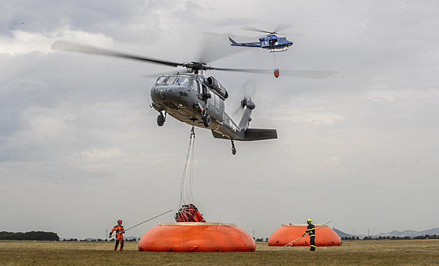 U Mladé Boleslavi hoří les, kvůli obtížnému terénu hasiči nasadili vrtulník
