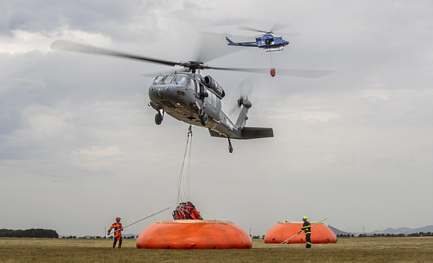 Hasiči kvůli lesním požárům mění přístup i techniku. Ukázali Black Hawk v akci