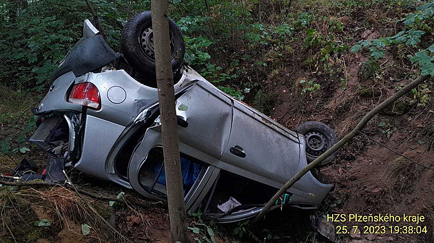 Při nehodě u Kladrub zůstalo auto na střeše, v nemocnici je řidič i čtyři děti