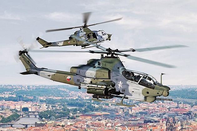 Bitevní vrtulník AH-1Z Viper, v pozadí UH-1Y Venom.