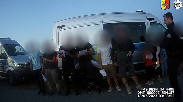 Řidič na Pražském okruhu kličkoval mezi pruhy, převážel deset Syřanů