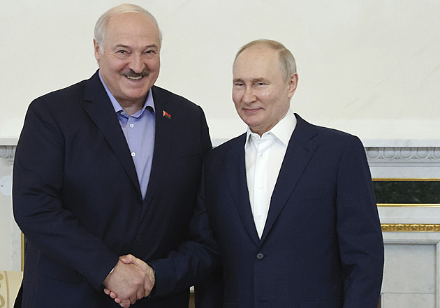 Mluvili spolu tři dny, neznámo o čem. Putin a Lukašenko si „seřizovali čas“