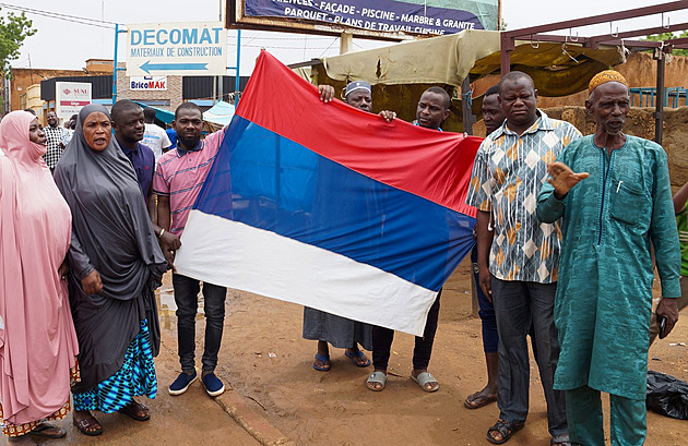 Pučisté ohlásili novou hlavu Nigeru. Jejich stoupenci mávají ruskými vlajkami