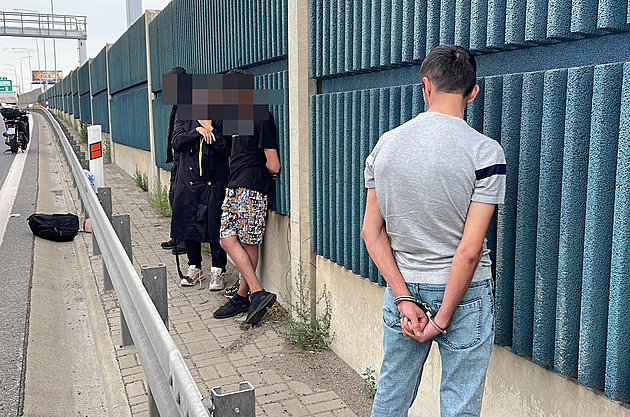 Policie při zátahu na Pražském okruhu zadržela čtyři auta plná migrantů