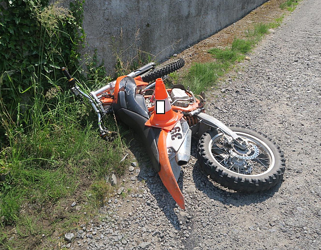 Motorkáře na útěku před policií rozhodil příkop, nadýchal tři promile