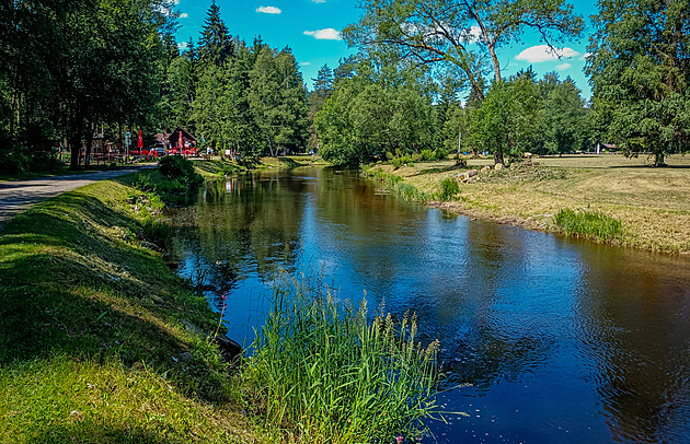 Blesk udeřil mezi stany tábora na Šumavě, šest dětí odvezli do nemocnice