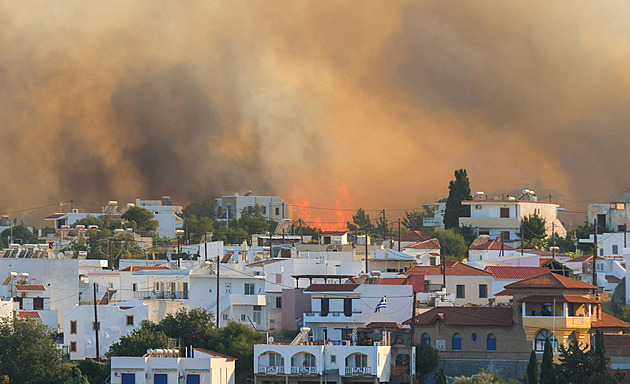 Ostrovy v plamenech. Celý Rhodos čelí stavu ohrožení, Korfu podezřívá žháře