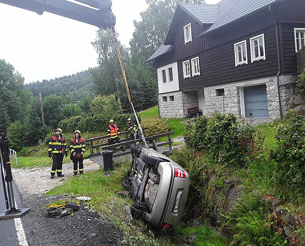 Fabia se po nehodě zaklínila v korytu potoka, vytáhnout ji museli hasiči