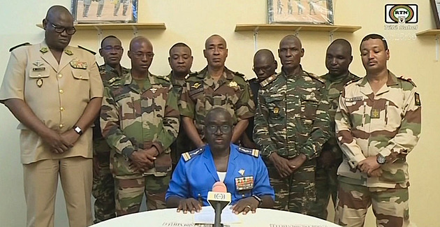 Nigerští vojáci tvrdí, že svrhli prezidenta Bazouma. Ten volá po demokracii