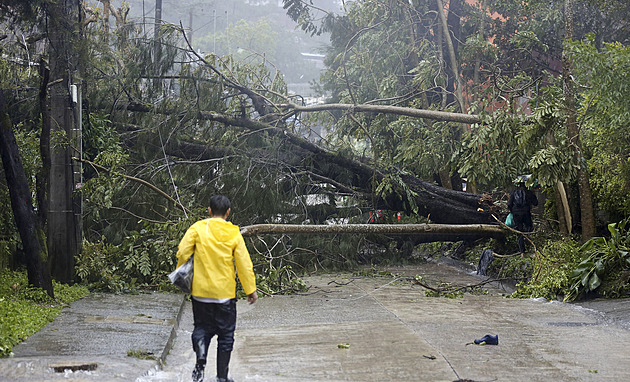 Tajfun Doksuri řádil v Pacifiku. Havárie lodi na Filipínách má 23 obětí