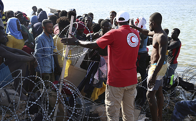 Pobřežní stráž v Tunisku letos vylovila již bezmála tisíc těl migrantů