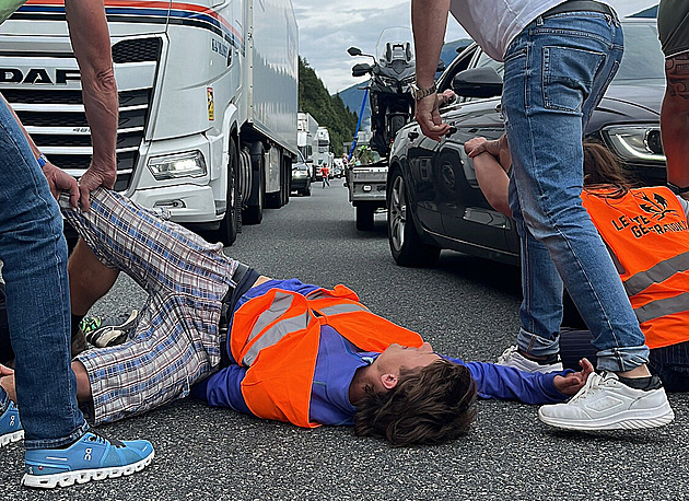 Klimaaktivisté znovu zablokovali Brennerskou dálnici, řidiči do nich kopali