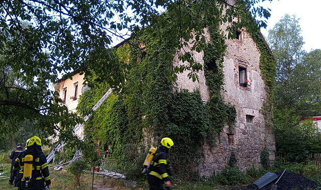 Při požáru domu na Karlovarsku zemřel starší muž, oživování bylo marné