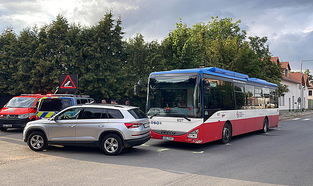 Autobus v Čelákovicích srazil chodce. Muž po neúspěšné resuscitaci zemřel