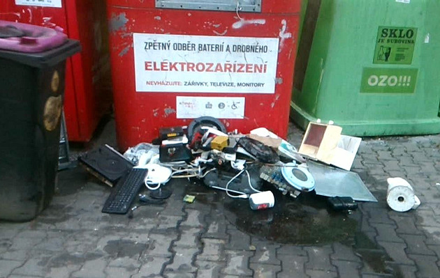 Muž vlezl do kontejneru a kradl z něj elektroniku. Hledám tam mobil, hájil se