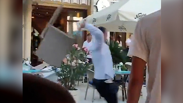 Ruští turisté v Černé Hoře napadli číšníka, místní na ně vzali židle