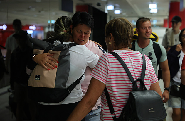 Repatriační lety přivezly stovky Čechů. Plošné varování před Rhodosem stát nevydá
