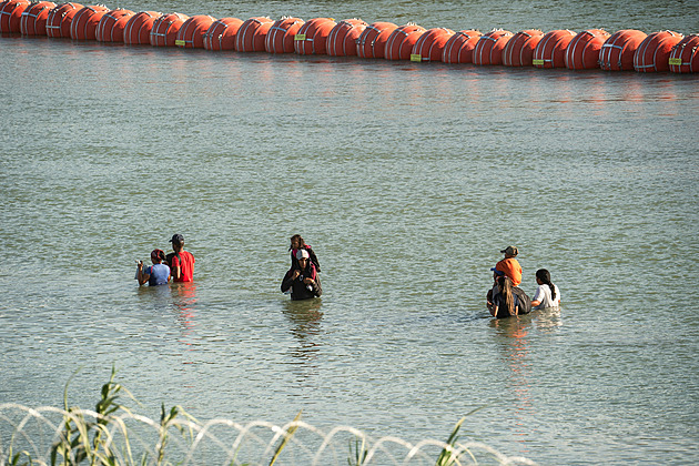 Soud nařídil Texasu odstranit bariéru proti migrantům na řece Rio Grande