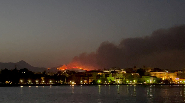 Řecko bojuje s dalšími požáry. Evakuuje se Korfu, hoří také Peloponés a Evia