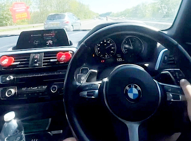 Řidič v BMW na dálnici smetl těhotnou herečku. Zběsilou jízdu sám natočil