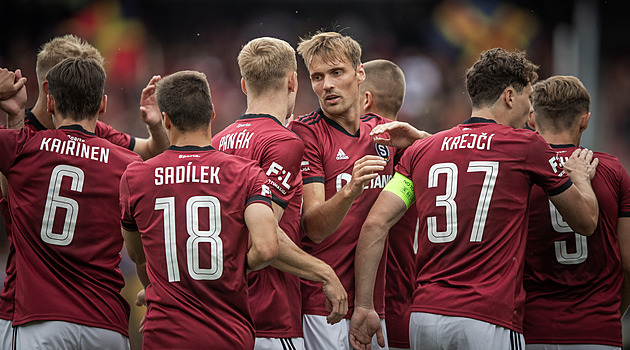 Mistr začal ligu výhrou, kterou má i Slavia. Plzeň ztratila. Vítězily domácí týmy