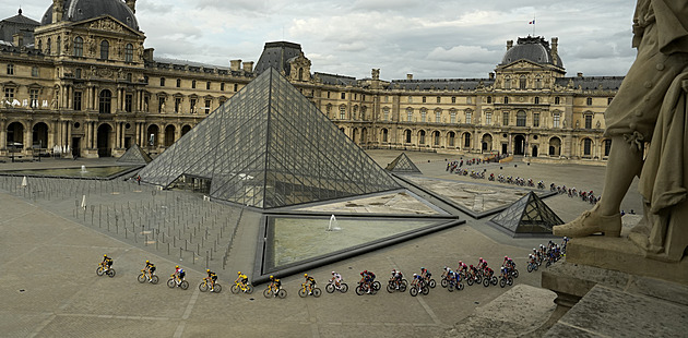 Francie kvůli hrozbě bombou zavřela Louvre i Versailles. Macron svolal posily