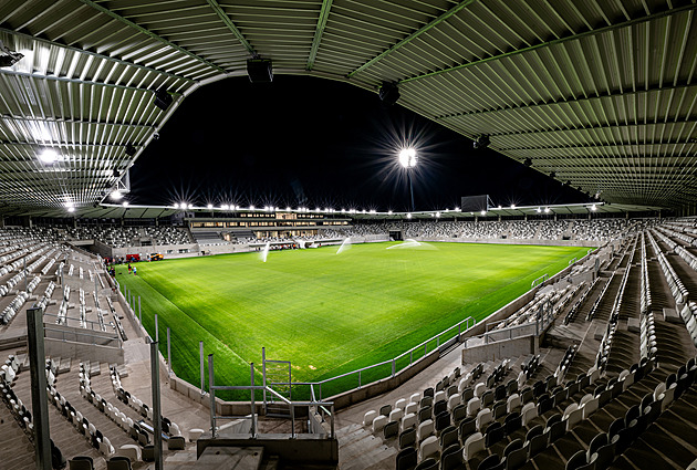 Hrozba Plzní zabrala. Nový hradecký stadion čeká kolaudace, přípravy finišují