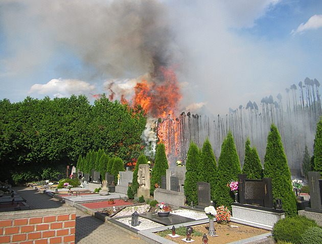 Neopatrný návštěvník zapálil na hřbitově túje, požár zničil i sousední pole