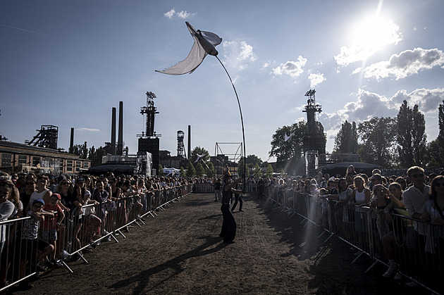 Na Colours nevpustili návštěvníka s duhovým páskem, festival se obvinění brání