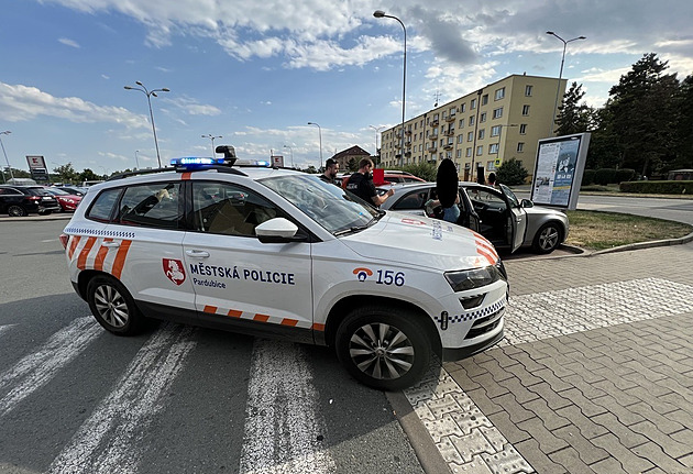 Opilá žena vyklopila kojence z kočárku, další dítě nechali rodiče v autě