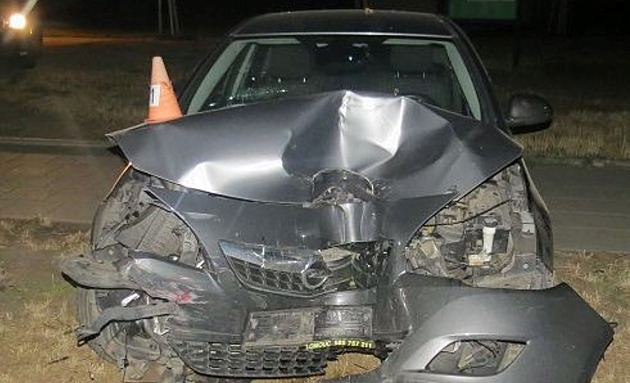 Opilý mladík jel po nabourání auta dál, poničil ještě čtyři vozy, značku i strom