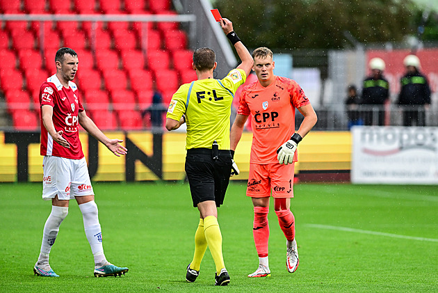 Pardubice - Jablonec 0:0, domácí zase hráli v oslabení, červenou viděl brankář