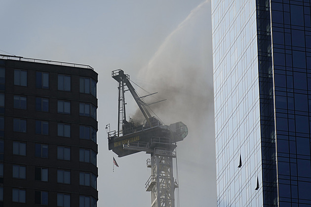 V New Yorku se na ulici zřítilo rameno jeřábu. Zasáhlo dům a zranilo pět lidí