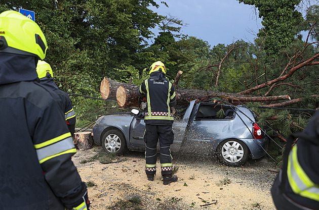 Bouře na severu Chorvatska vyvracela stromy, v Srbsku usmrtila chlapce a ženu