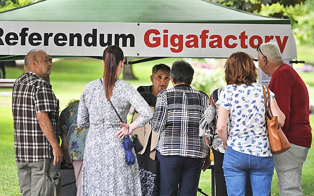 V Plzni sbírají podpisy k referendu proti gigafactory, mají jich kolem tisícovky