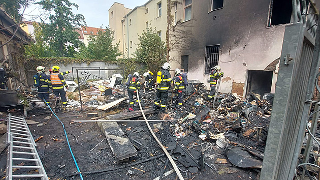 Požár zachvátil vnitroblok v Plzni, hasiči evakuovali desítky lidí