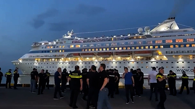 Ruská lodi, jdi do pr*ele. Gruzínci vyhnali stovky turistů z přístavu