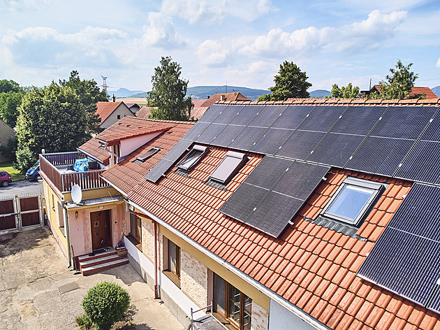 Instalace fotovoltaiky na starší dům se neobejde bez revize, ale vyplatí se
