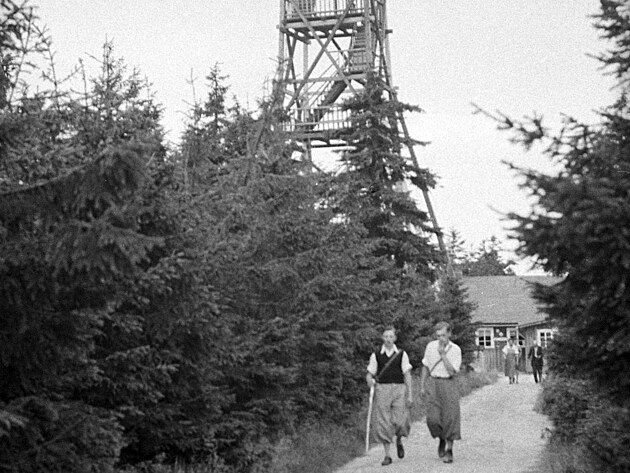 Pvodn rozhledna na Smrku v Jizerskch horch v roce 1934